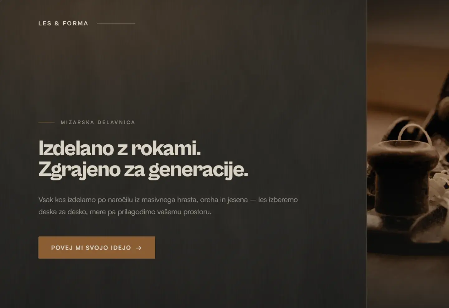 Spletna stran mizarske delavnice Les & Forma: temna naslovnica z naslovom »Izdelano z rokami. Zgrajeno za generacije.« in fotografijo ročnega skobelja med oblanci.