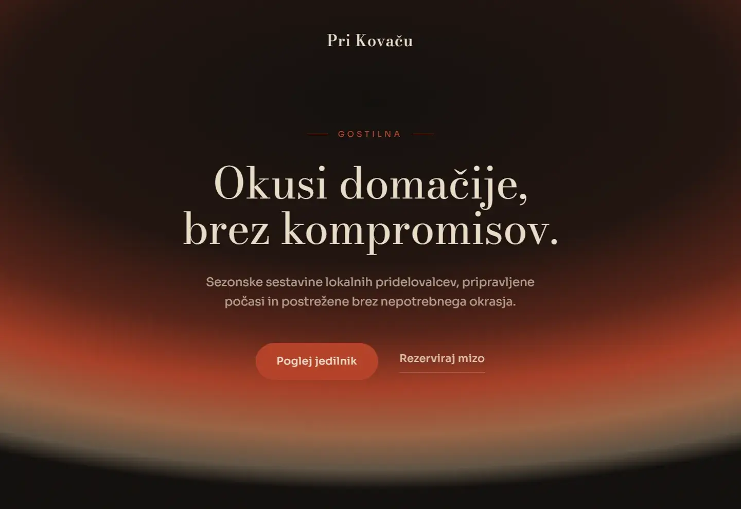 Spletna stran gostilne Pri Kovaču: naslovnica s toplim oranžno-rdečim prelivom, naslovom »Okusi domačije, brez kompromisov« ter gumboma za jedilnik in rezervacijo mize.