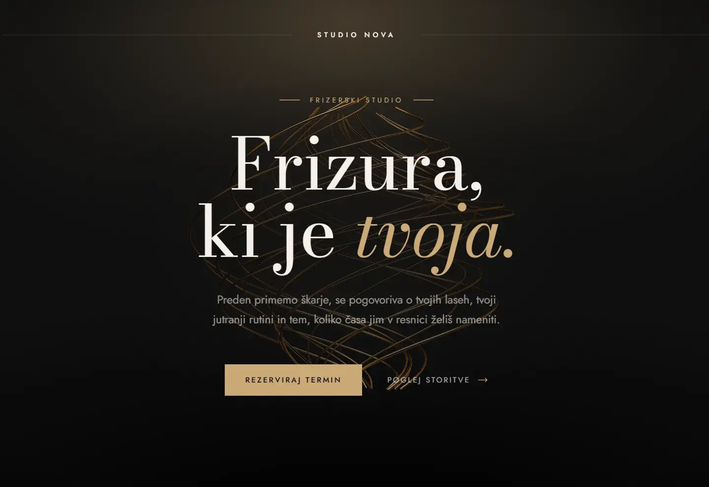 Spletna stran frizerskega studia Studio Nova: črno-zlata naslovnica z naslovom »Frizura, ki je tvoja« in gumbom za rezervacijo termina.